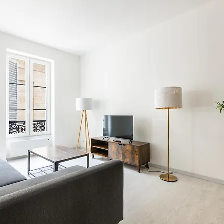 Luxurious 2 Bedroom Avenue Des Champs-elysees Saint-philippe Du Roule Free Netflix Paris